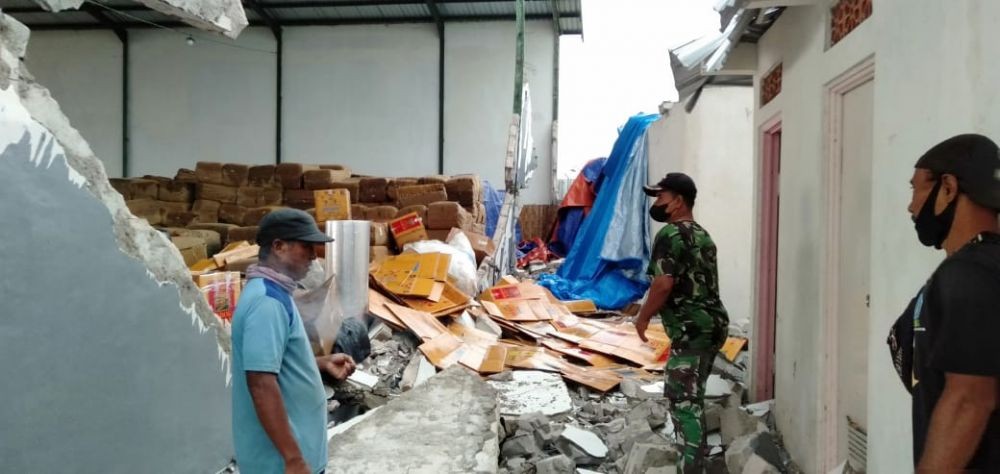 Hujan Disertai Angin Kencang Merusak Masjid di Bojonegoro