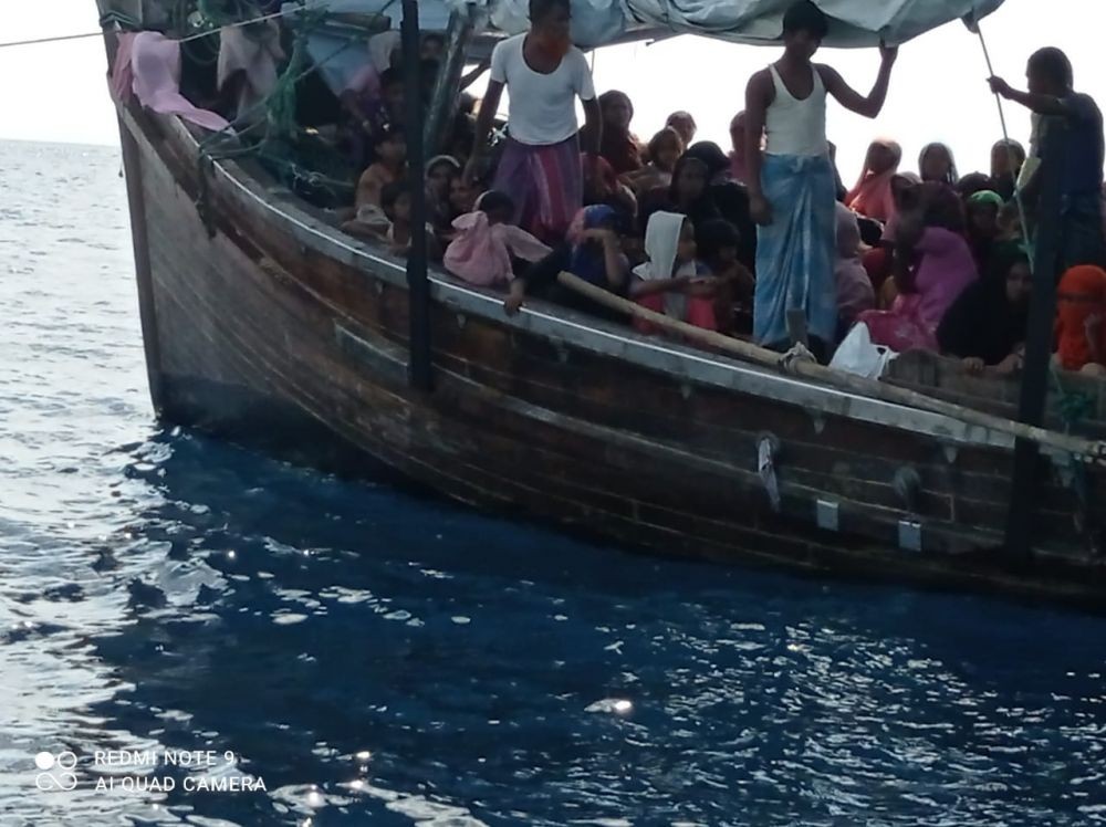 Nelayan Aceh Bawa Kapal yang Ditumpangi Imigran Rohingya ke Daratan