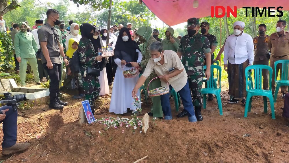 KASAD Kunjungi Keluarga Korban Sejoli Tabrak Lari oleh 3 Anggota TNI