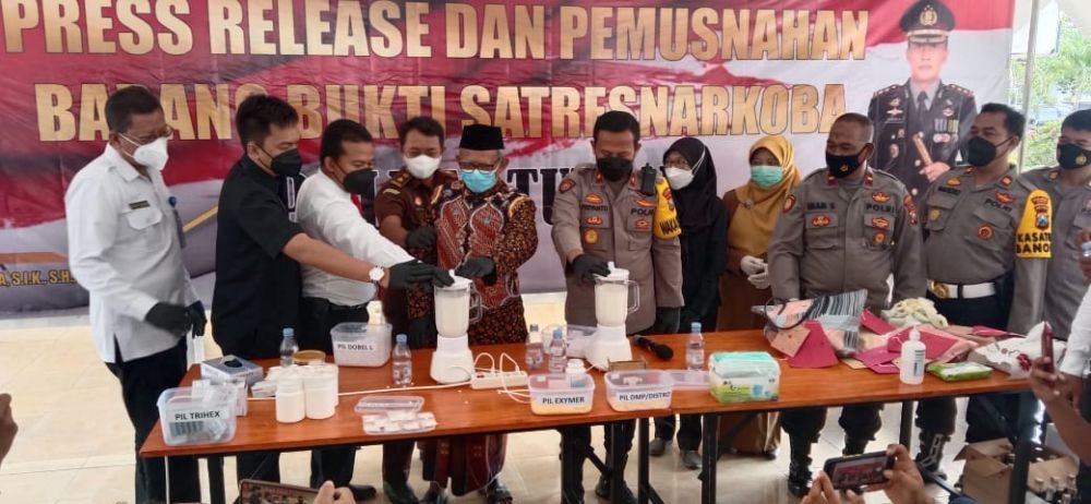 Ribuan Pil Koplo dan Ratusan Botol Miras di Tuban Dimusnahkan