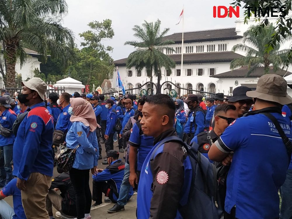 Buruh Jabar Kepung Gedung Sate Minta Ridwan Kamil Revisi UMK 2022 