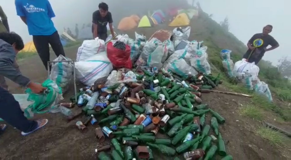 Clean Up Gunung Rinjani, Relawan Angkut Ratusan Botol Miras