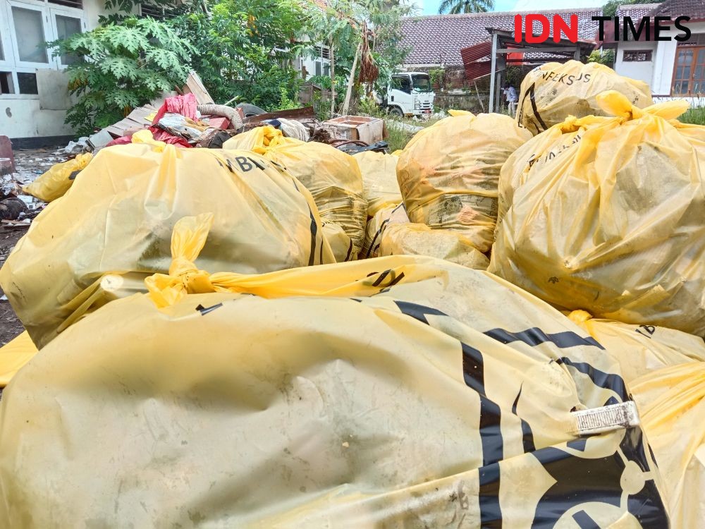 Tujuh Ton Limbah Medis Berserakan di BKMM Mataram
