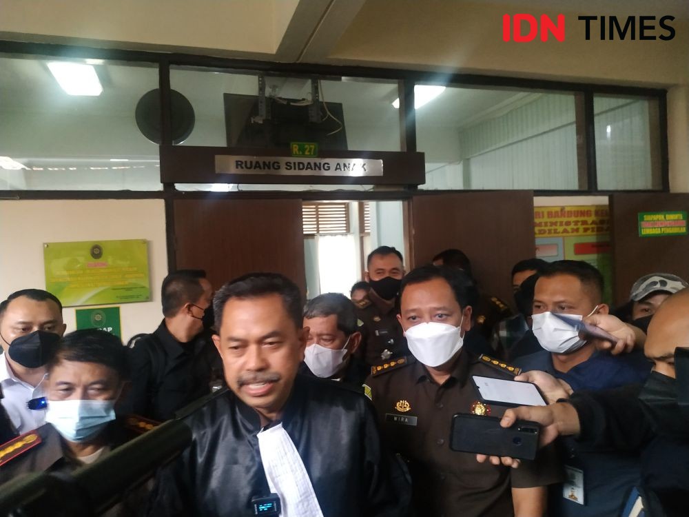 Pemerkosa 12 Santriwati Bandung Gagal Dihadirkan Dalam Persidangan