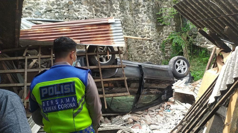 Bruk! Mobil Lexus Terjun Bebas Timpa Rumah Warga di Semarang 