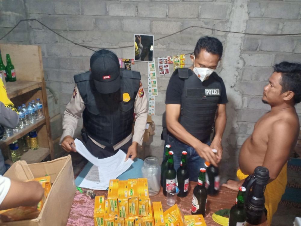 Pergantian Tahun, Ratusan Botol Miras Dirazia di Sumbawa dan Dompu