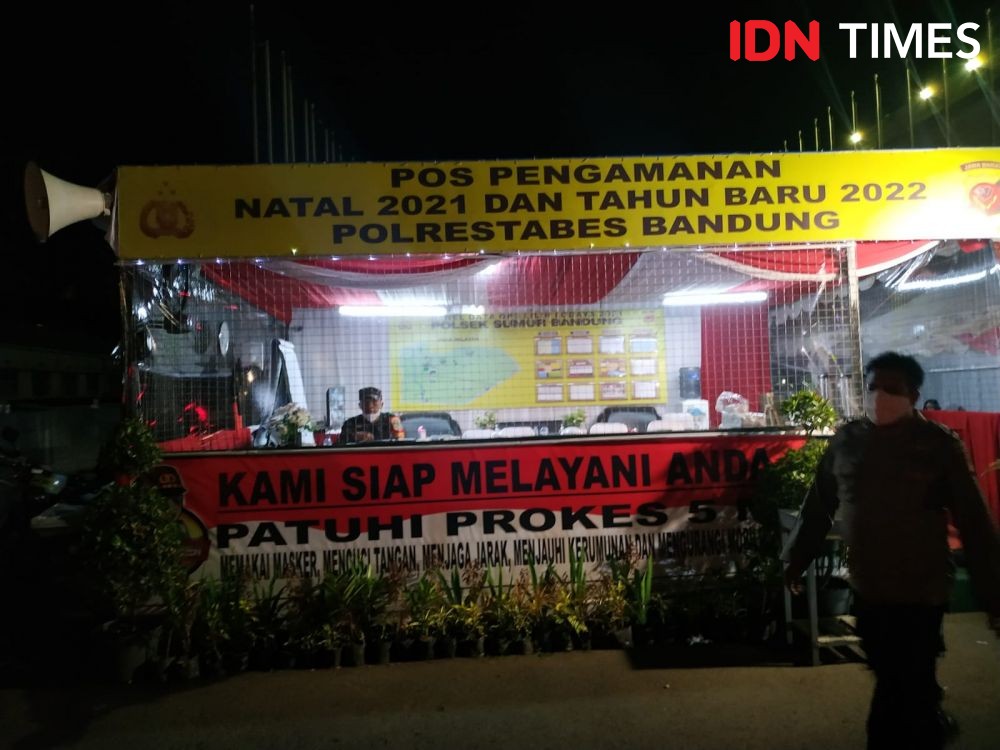 [FOTO] Padat Merayap, Intip Suasana Malam Tahun Baru 2022 di Bandung! 