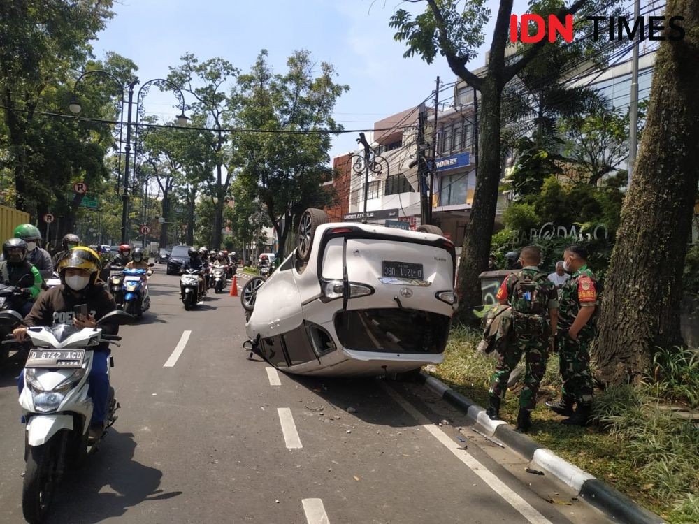 Tabrak Dua Orang Pemotor, Mobil MPV Terbalik dan Ringsek di Dago