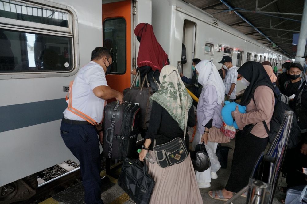 Gak Ikut Tes Antigen, 2.082 Orang Ditolak Naik Kereta Api dari Semarang