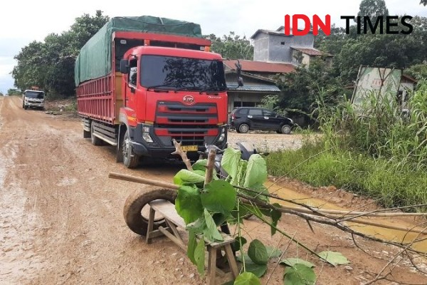 Rusak Parah, Warga Riko Portal Jalan Negara di Penajam