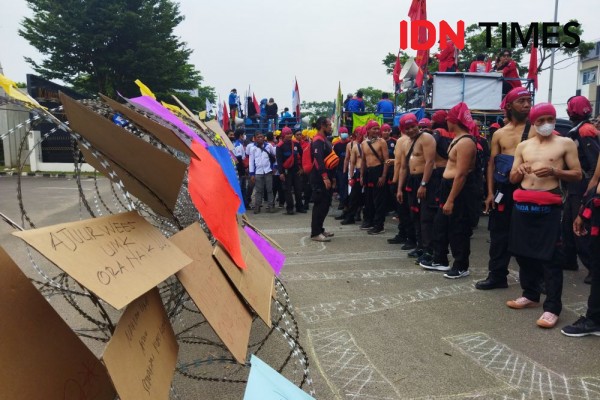 Massa Buruh Kembali Kepung Kantor Gubernur Banten