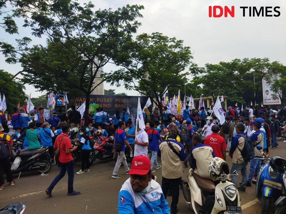 Massa Buruh Kembali Kepung Kantor Gubernur Banten 