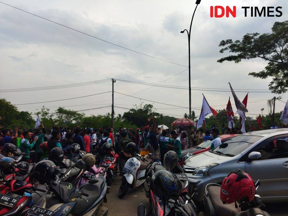 Massa Buruh Kembali Kepung Kantor Gubernur Banten 