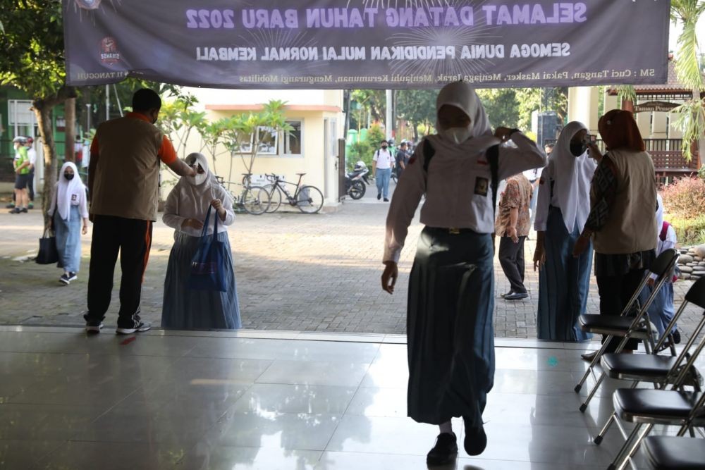 PTM 100 Persen, Murid di Semarang Duduk Mepet, Ada Guru Copot Masker