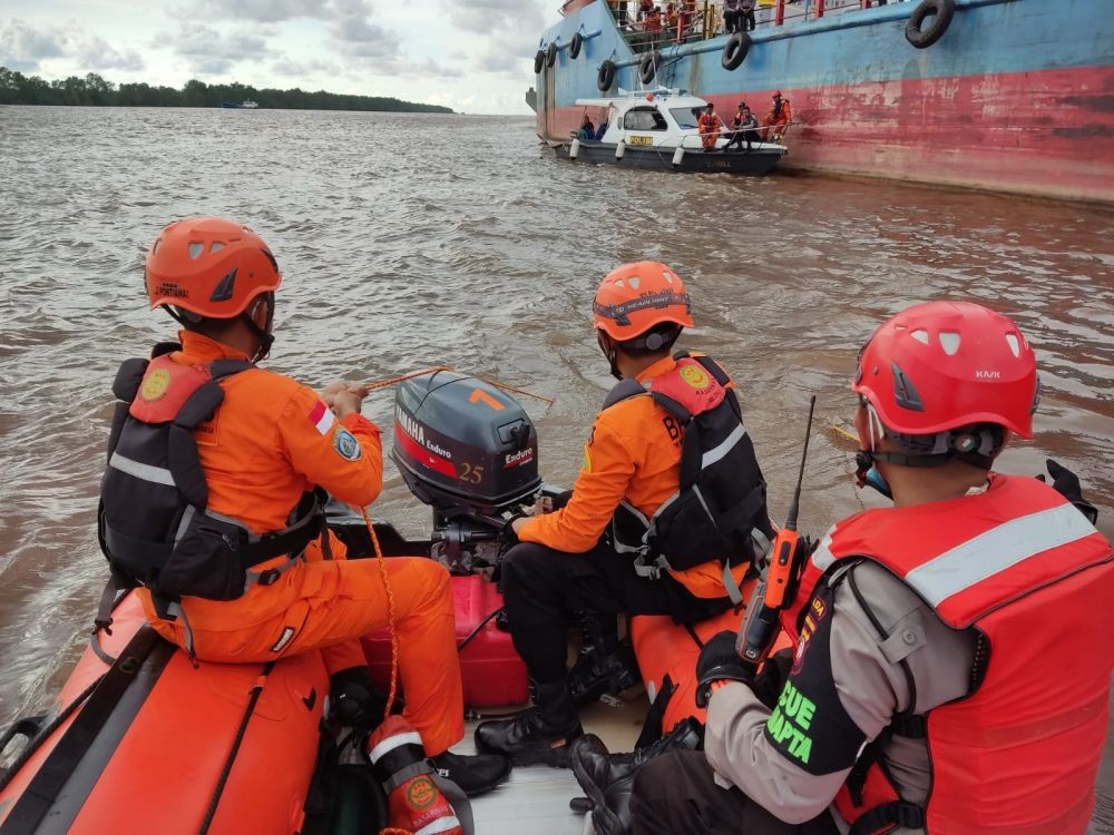 Kapal Tongkang Terbakar di Sungai Kapuas, Tiga Orang Jadi Korban