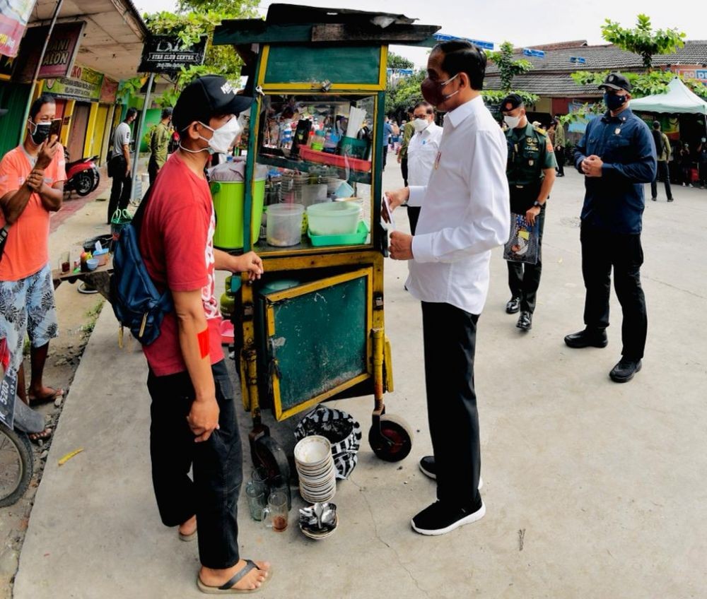 Pedagang Pasar Gemolong Sragen Terharu Terima BLT dari Jokowi