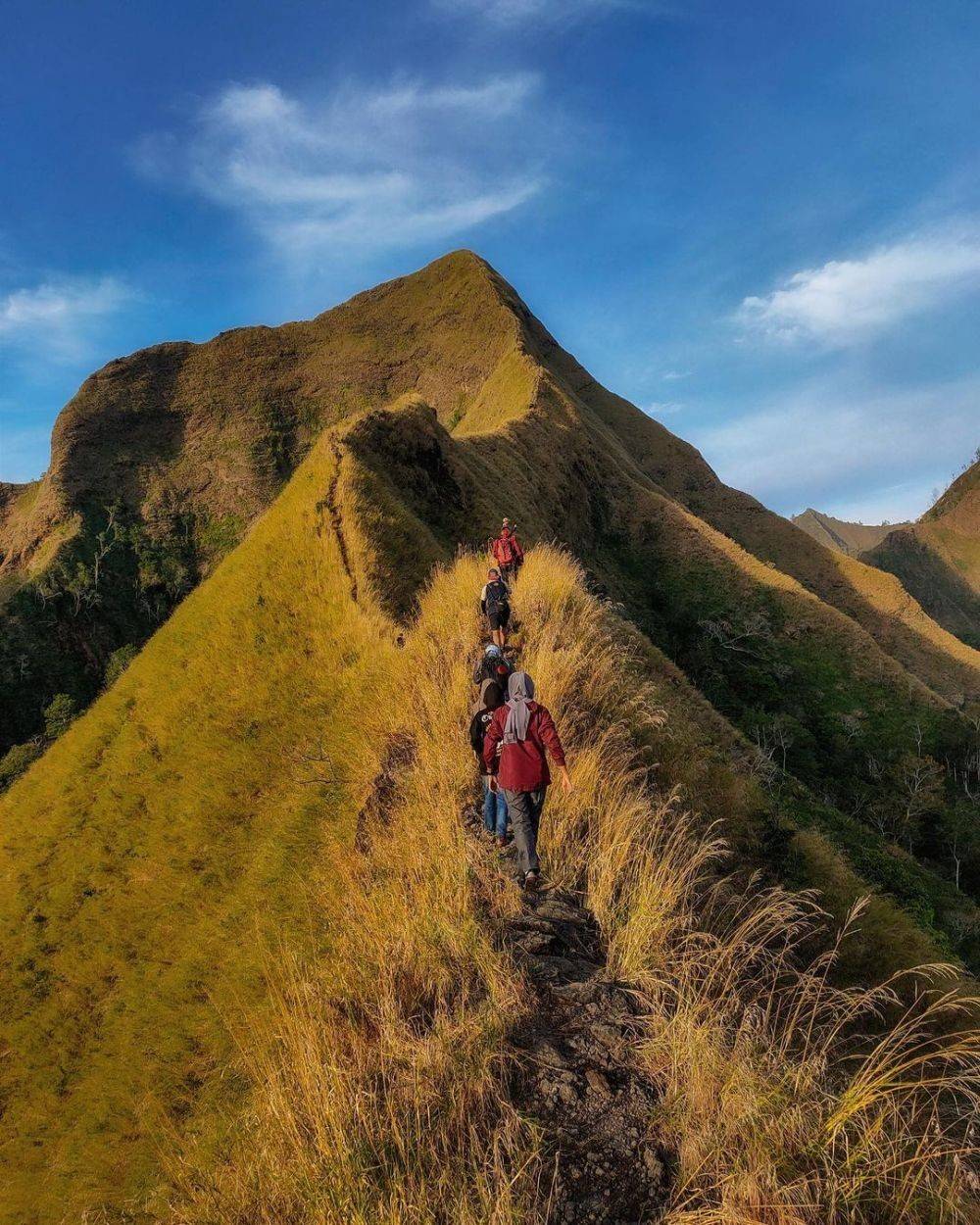 10 Gunung Indah Indonesia Dengan Jalur Pendakian Tersulit