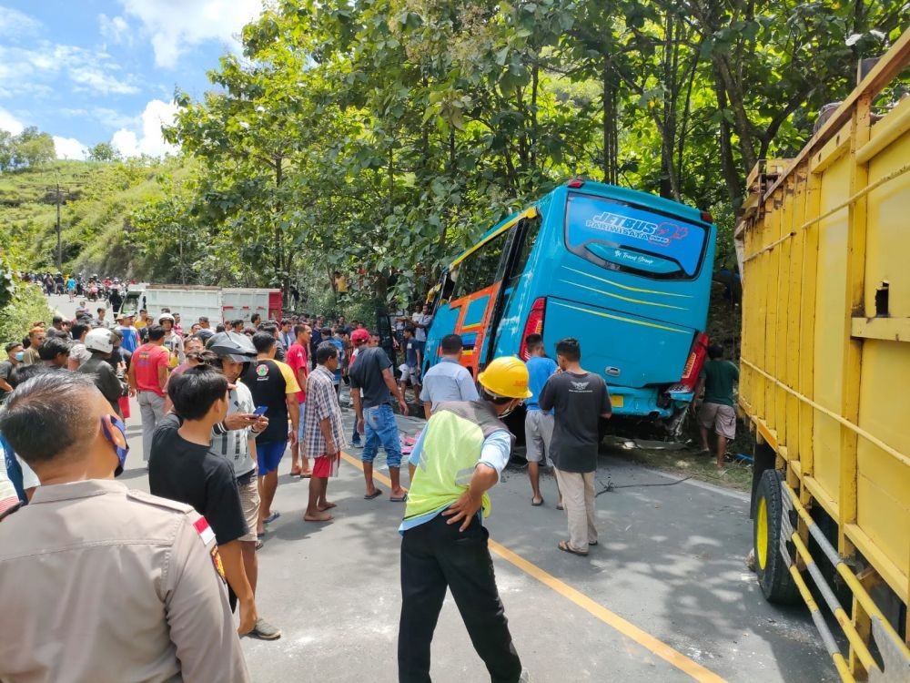 Tak Kuat Menanjak, Bus Wisata Terguling di Gunungkidul