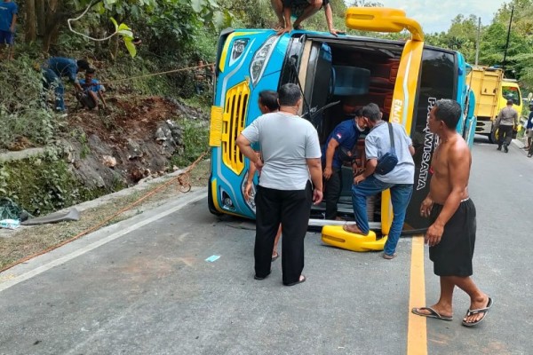 Tak Kuat Menanjak, Bus Wisata Terguling Di Gunungkidul