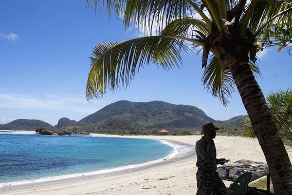Pantai Rantung, Surga bagi Peselancar dan Penikmat Senja