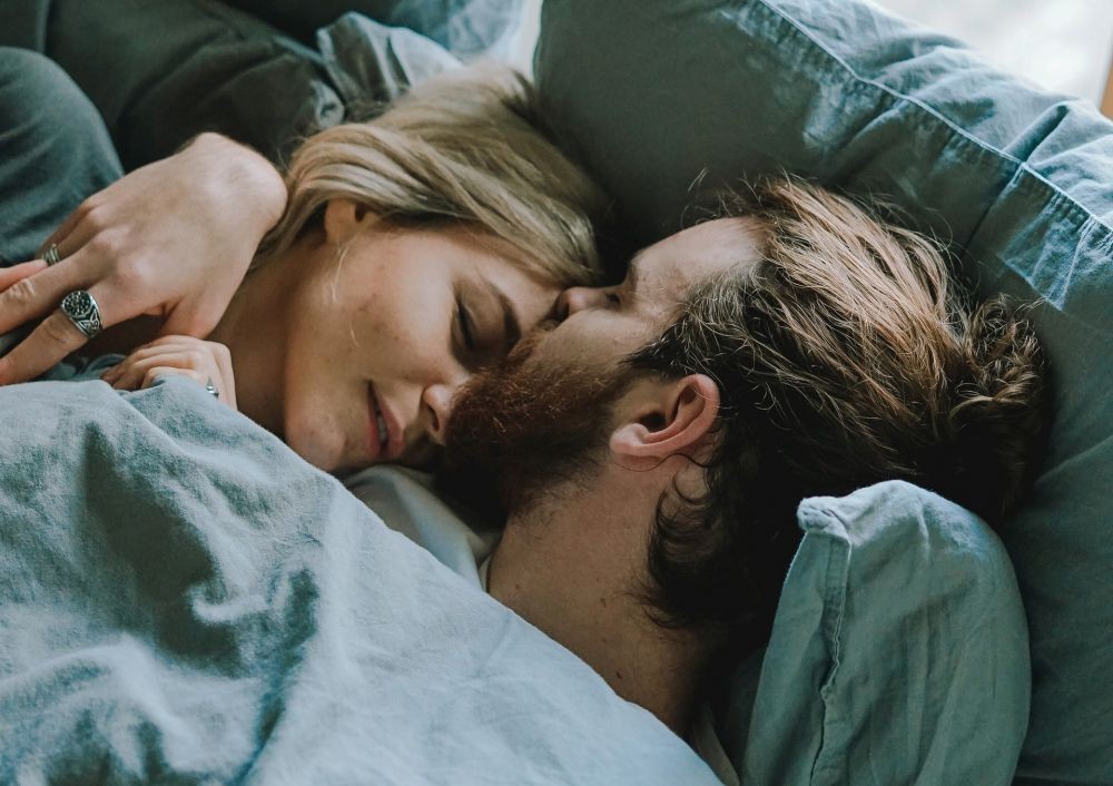 10 Manfaat Tidur pada Jam yang Sama untuk Pasangan
