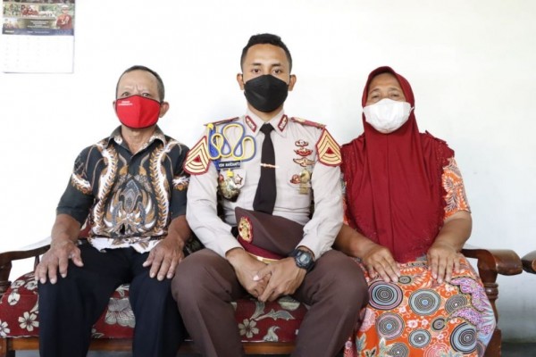 Tak Patah Semangat, Anak Penjual Tahu di Jombang Ini Jadi Taruna Akpol