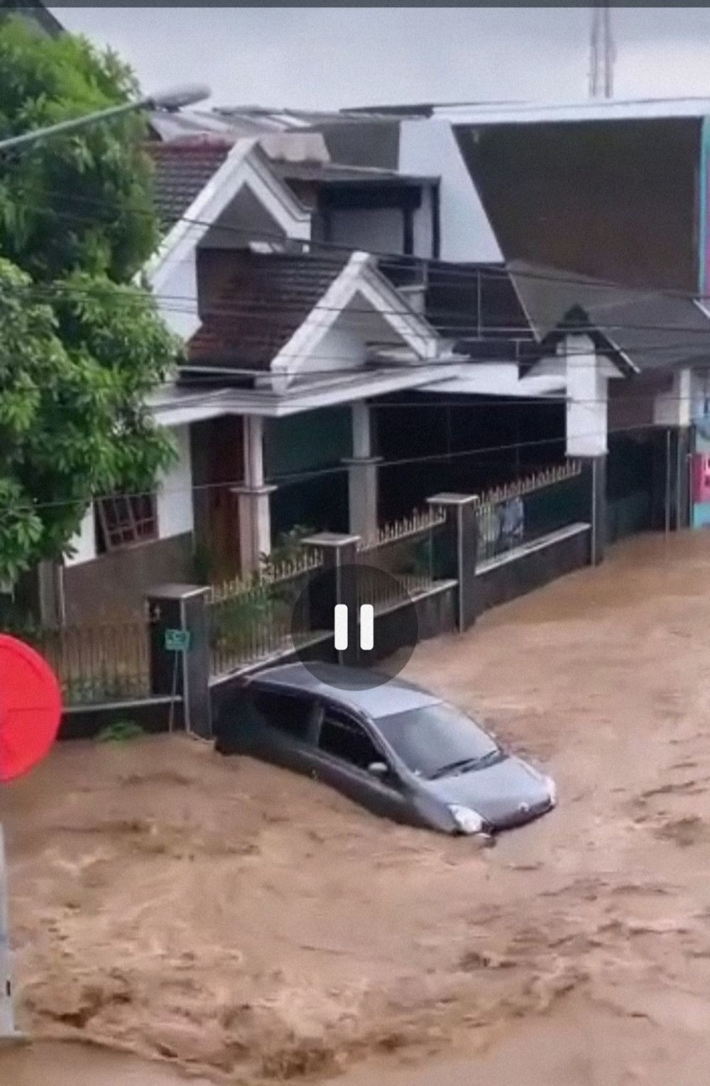 Banjir Kembali Landa Jember, Mobil Hanyut