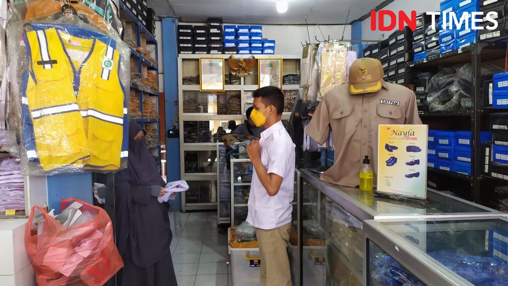 PTM di Semarang 100 Persen, Penjual Seragam Sekolah Kecipratan Berkah