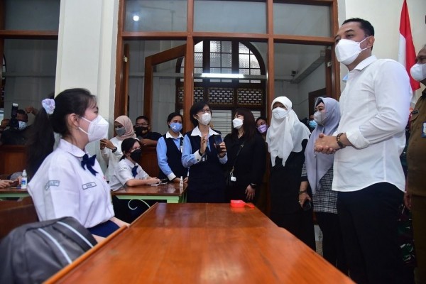 PTM 100 Persen Hari Pertama di Surabaya, Eri dan DPRD Pastikan Lancar