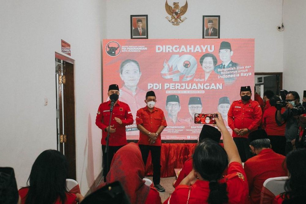 Ultah PDIP, Eri Potong Tumpeng dan Bagikan Momen Sekolah Partai