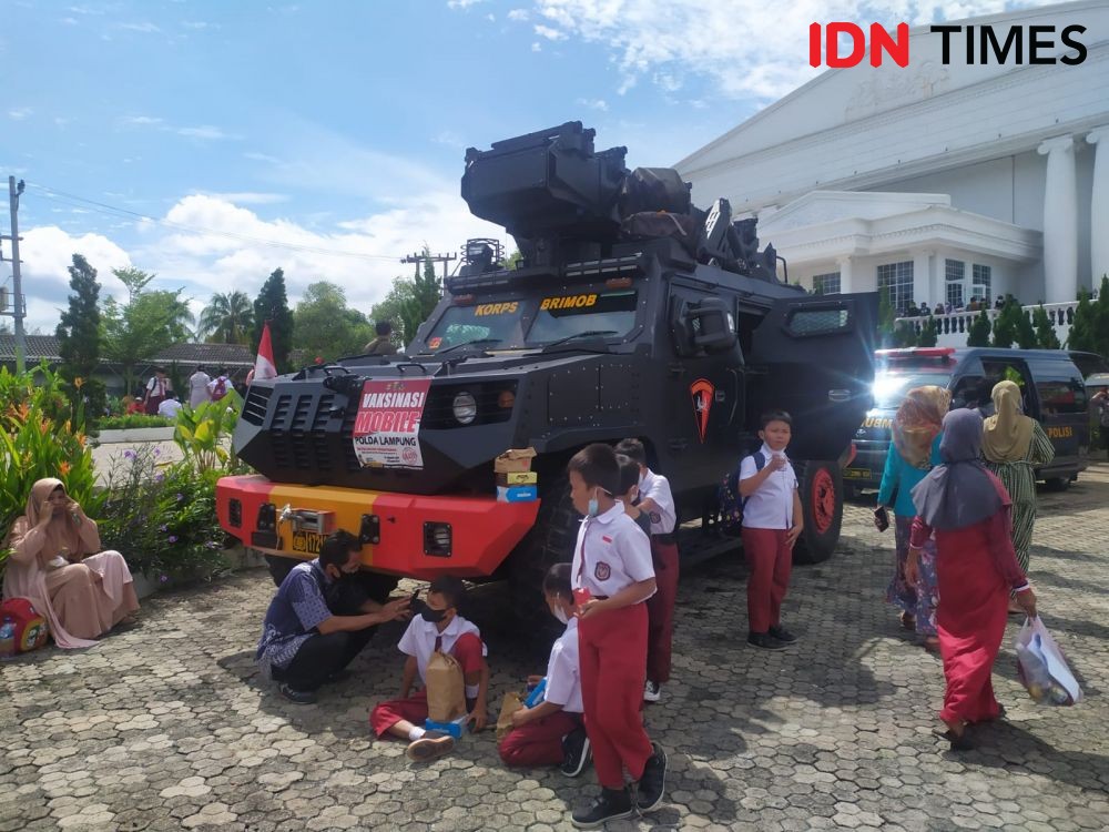 Kapolri ke Bandar Lampung Tinjau Vaksinasi, Pelajar SD tak Takut Divaksin