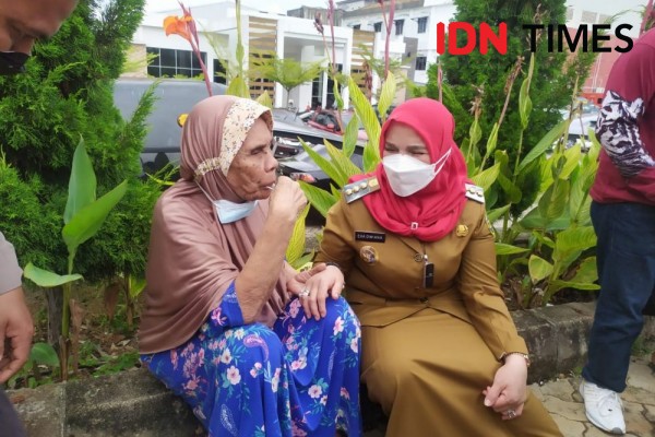 Meski Idap Katarak, Nenek Usia 86 Tahun Tetap Semangat Ikuti Vaksinasi