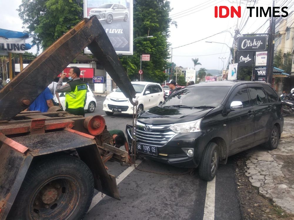 Geger! Kecelakaan Beruntun 5 Kendaraan di Pusat Kota Bandar Lampung