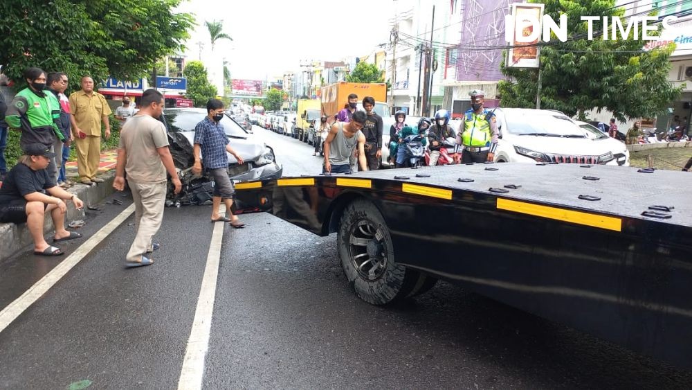 Geger! Kecelakaan Beruntun 5 Kendaraan di Pusat Kota Bandar Lampung