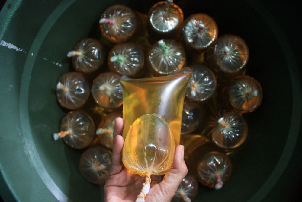Cek ke Pasar Gayamsari, Zulhas Kaget Ada Minyak Goreng Curah Kemasan Botol