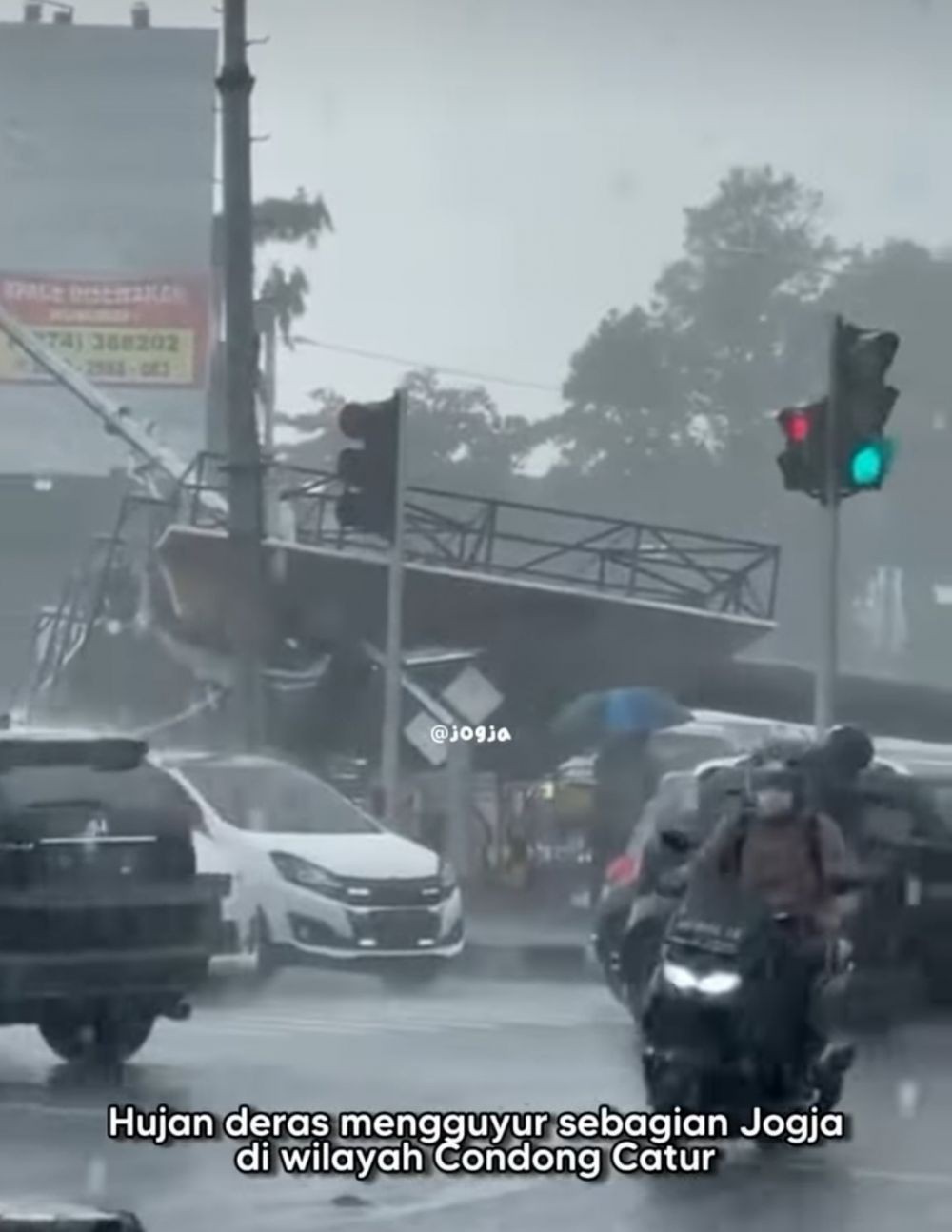 Baliho Simpang Empat Condong Catur Roboh Saat Hujan dan Angin Kencang