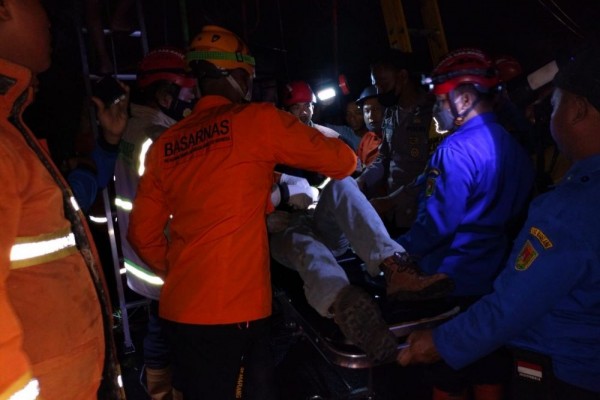 Kesetrum Listrik, Petugas Baliho Terpental, Ditemukan Masih Tersangkut