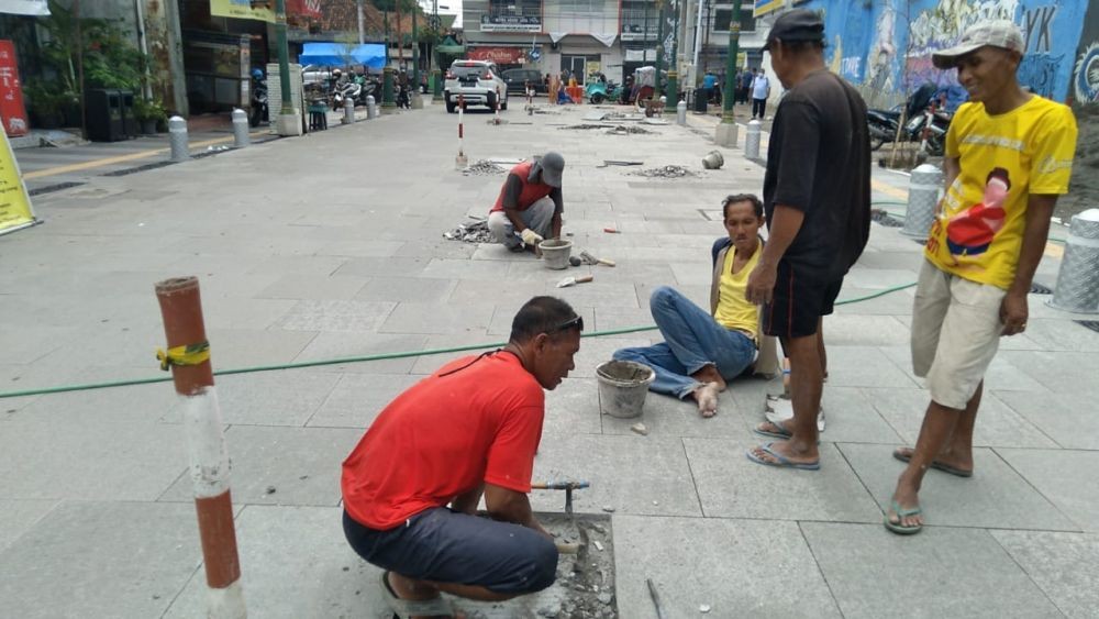 Baru Diresmikan, Jalur Pedestrian Yogyakarta Dipakai Tempat Parkir   