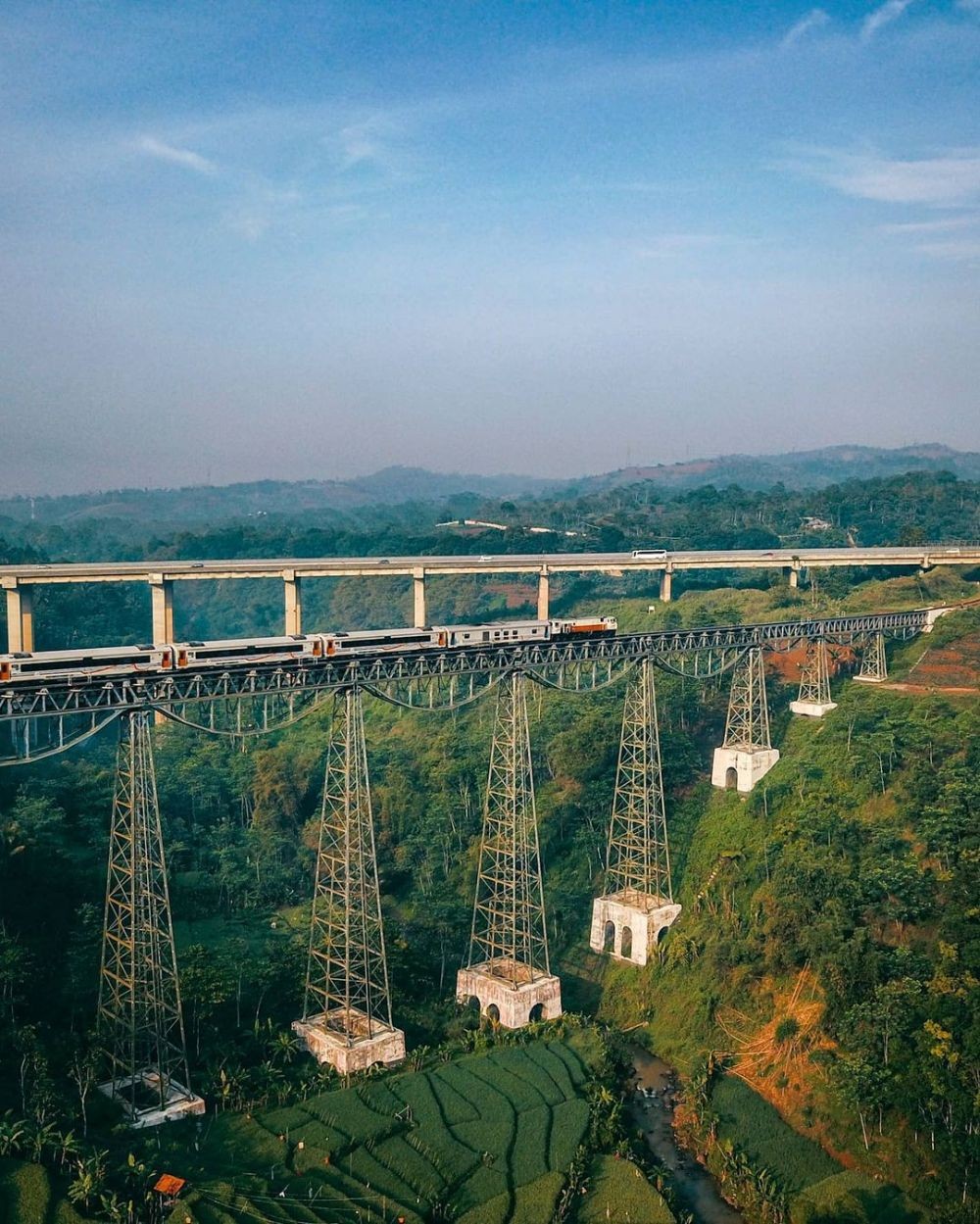 10 Jalur Kereta Api Terindah di Pulau Jawa, Bosan Hilang Seketika