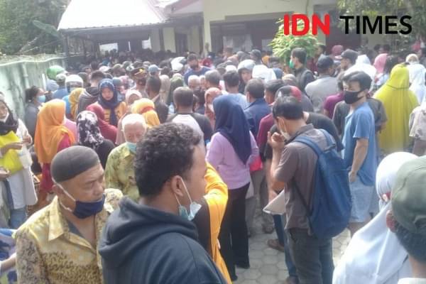 Antrean Bantuan Tunai, Warga Berdesakan Di Kantor Dinsos