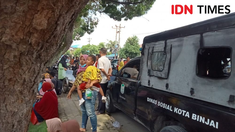 Antrean Bantuan Tunai, Warga Berdesakan di Kantor Dinas Sosial Binjai