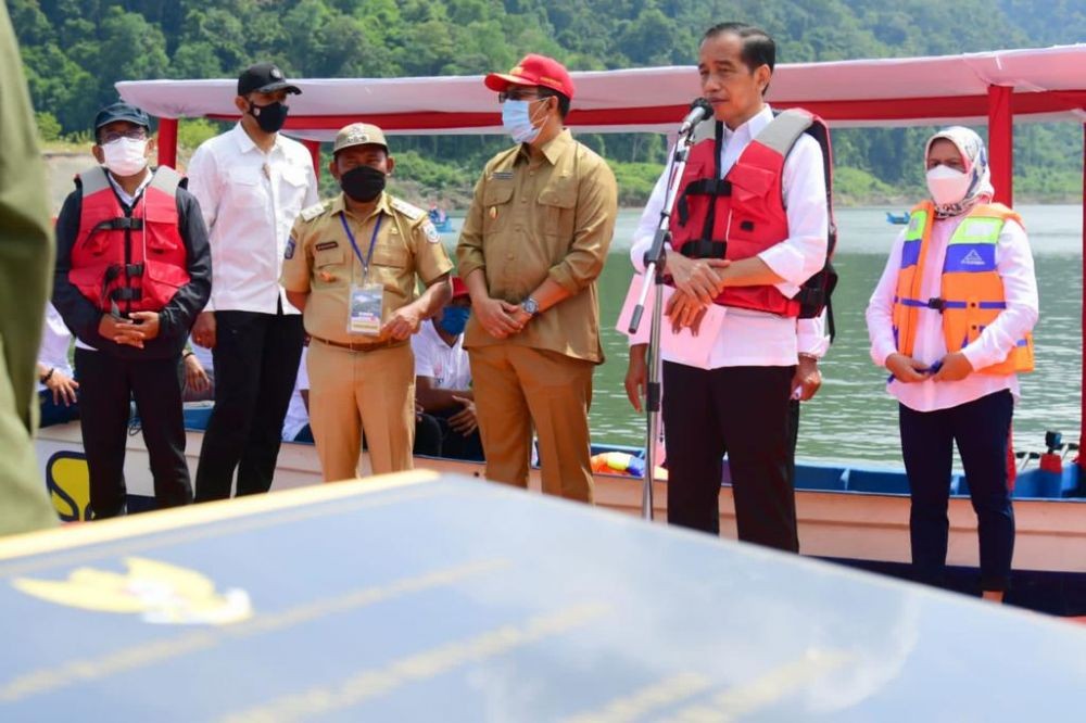 Resmikan Bendungan Bintang Bano, Jokowi Dayung Perahu Bareng Atlet
