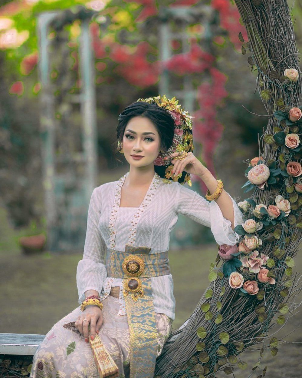 9 Kebaya Khas Bali Bak Ningrat, Model Simpel Hingga Mewah!