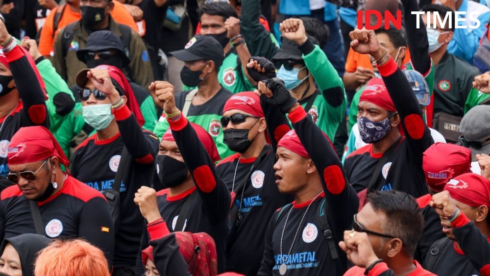 Potret Emak-Emak Demo 21 April, Bentangkan Spanduk Besar di Jalan 
