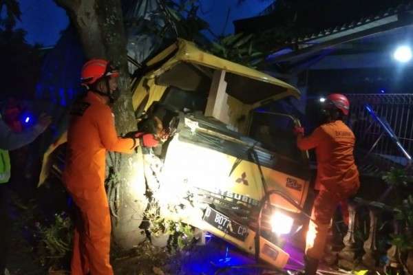 Tabrak Pohon Di Kulon Progo, Sopir Terjepit Di Body Truk