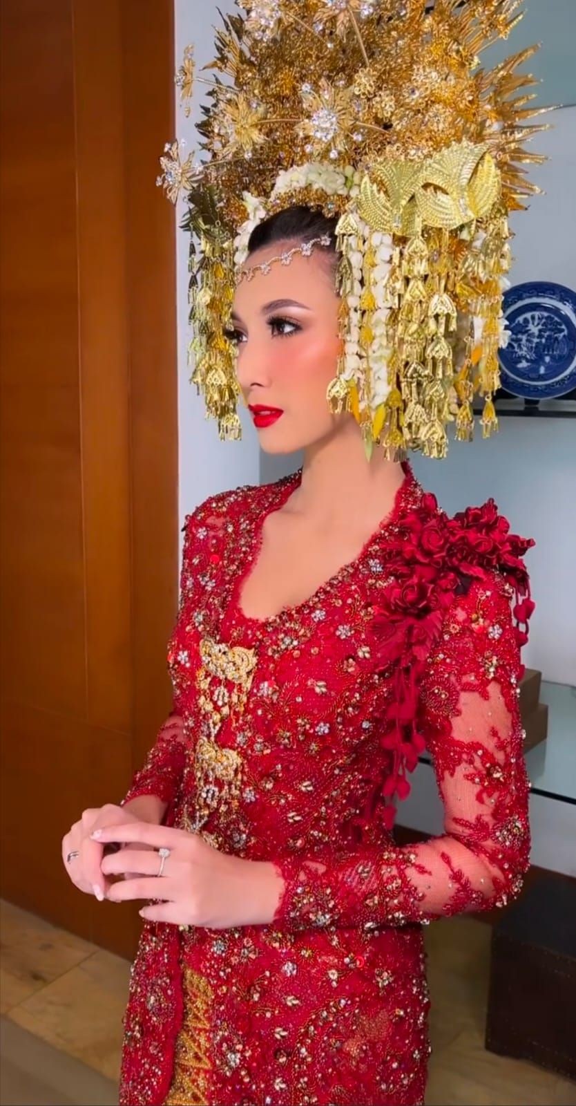 9 Kebaya dan Makeup Resepsi Nikah Sheila Dara, Adat Minang Glamor!