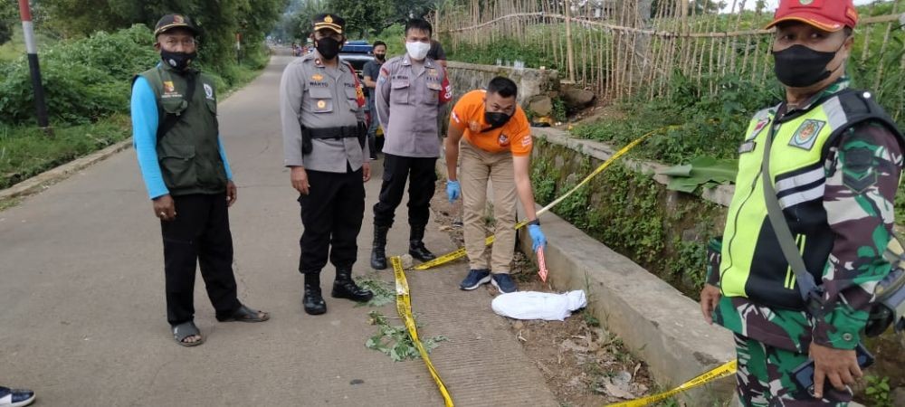 Tega! Jasad Bayi Terbungkus Kain Kafan Dibuang di Pinggir Jalan