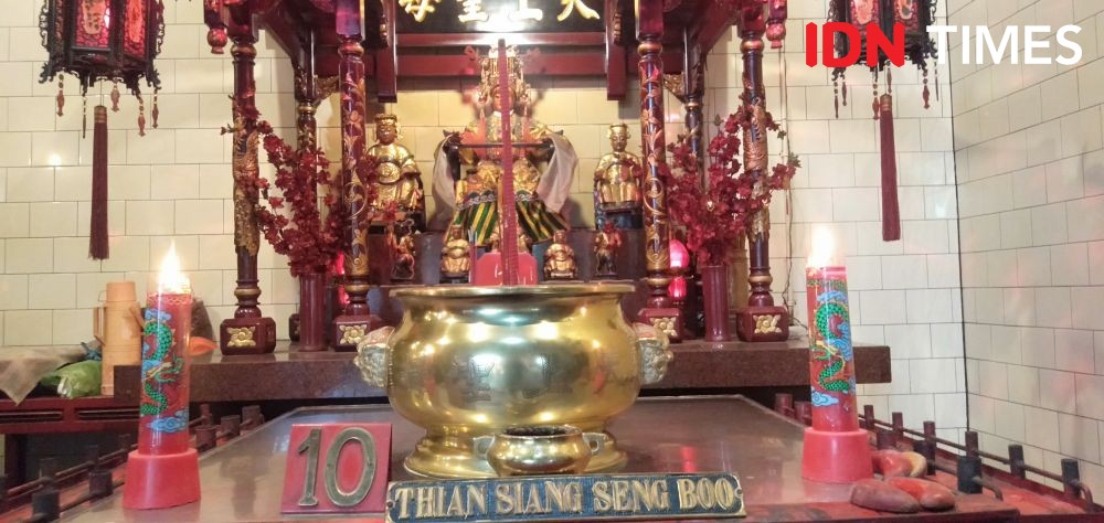Usia 300 Tahun, Patung Kwan Im Klenteng Tay Kak Sie Dari Serpihan Kayu