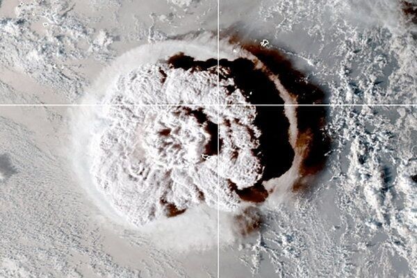 5 Potret Letusan Gunung Bawah Laut Tonga yang Sebabkan Tsunami
