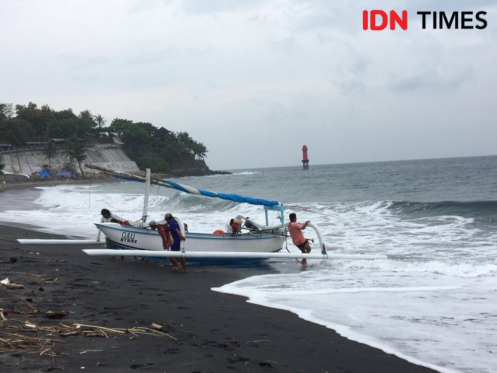 Wisatawan Terseret Ombak Saat Buang Air Kecil di Pantai Kerandangan
